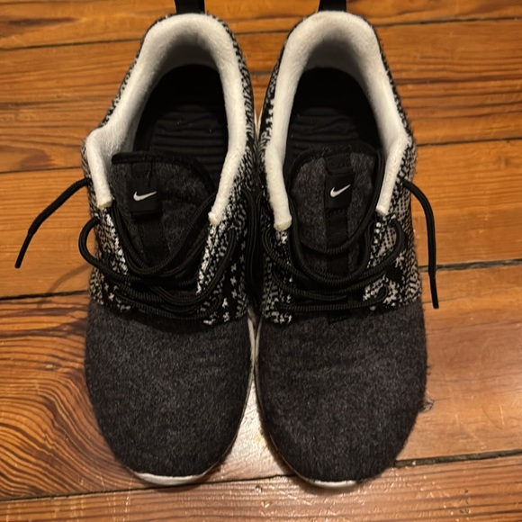 Women’s Nike Roshe One Winter Sweater - Picture 5 of 8